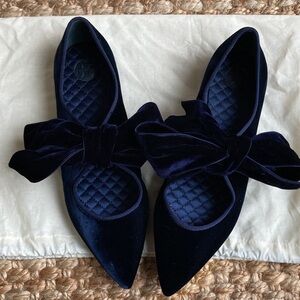 New: Tory Burch Clara Navy Blue Pointy Toe Velvet Flat w Bow Lace. Size 8.5